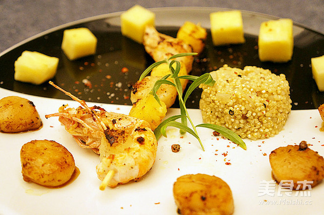 海鳌虾菠萝串配藜麦饭