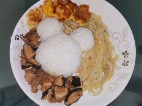 碟头饭是广东人对一人份的快餐的一种叫法!这个是我儿子米奇版.