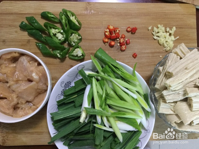 青蒜腐竹烧肉的做法