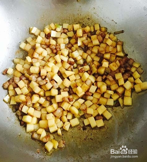 五花肉鸡蛋土豆疙瘩汤的做法