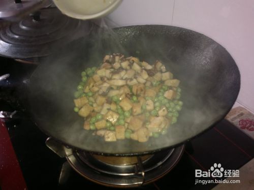 制作简单健康的下饭菜青椒豌豆香菇丁烧豆腐