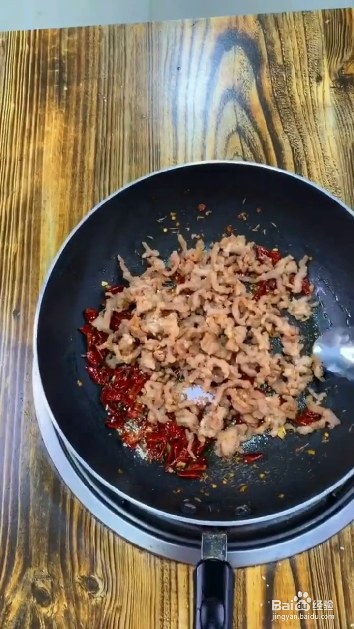 如何制作好吃的麻辣干煸肉丝？