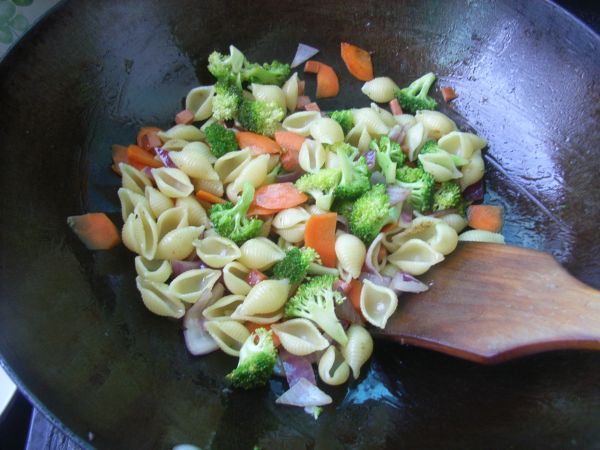 杂蔬香肠贝壳面