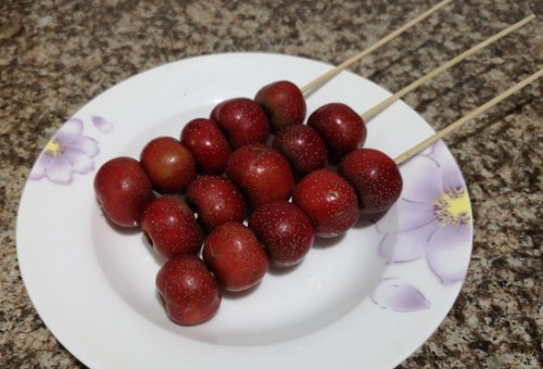 冰糖葫芦的糖怎么熬不化啊。为什么一拿起来一会就化了呢