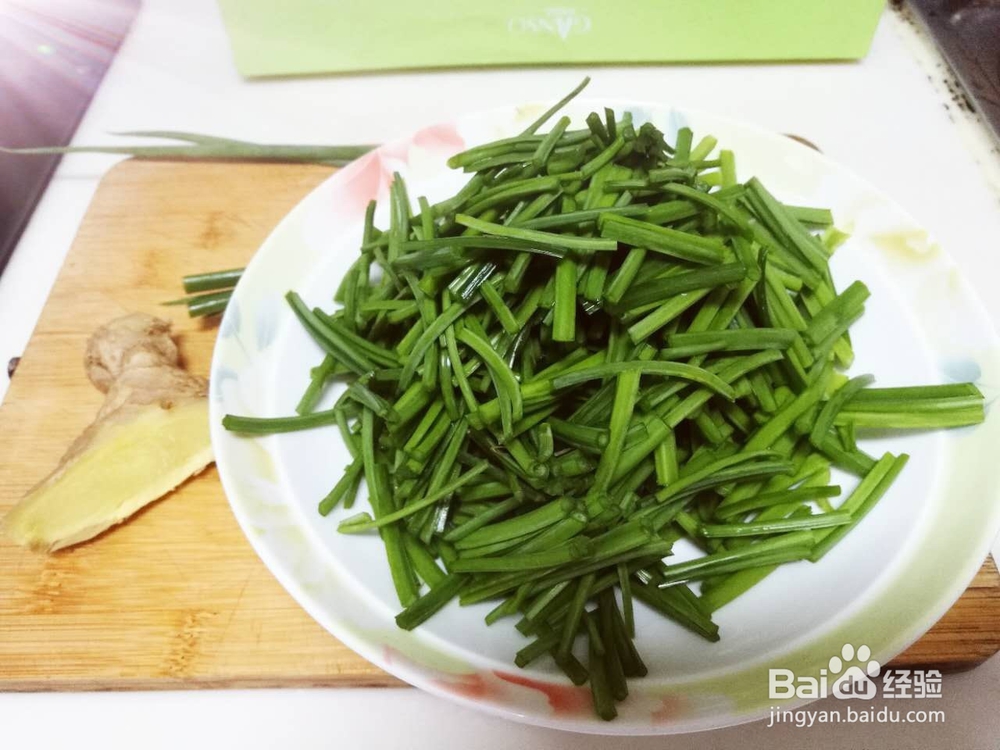 苗府韭薹炒肉的做法