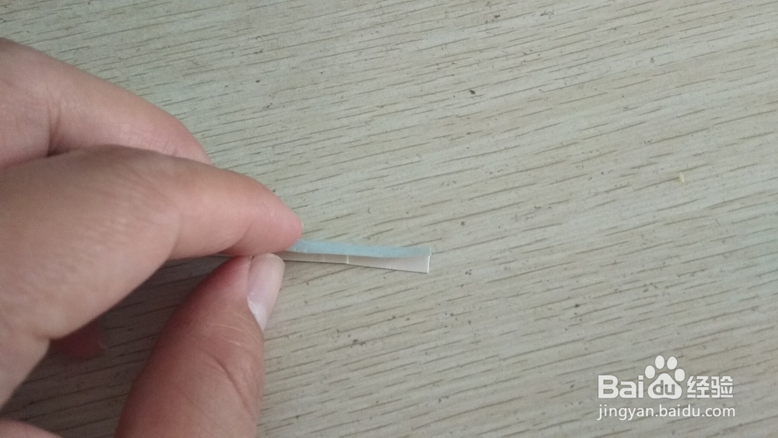 如何用一块长方形硬卡纸做三支中性笔的简易支架