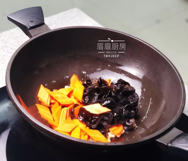胡萝卜木耳炒西葫芦