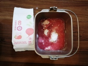 养生食补草莓甜菜板栗包松软香甜的做法