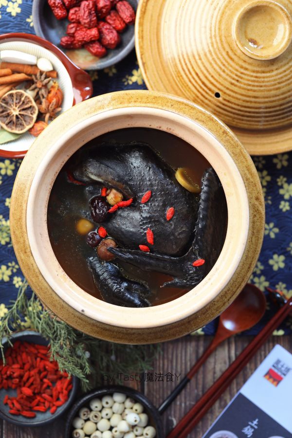 红枣枸杞桂圆莲子乌鸡汤