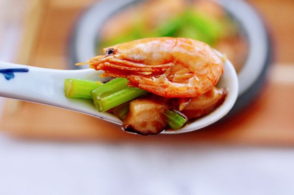 芹菜香菇北极虾小炒