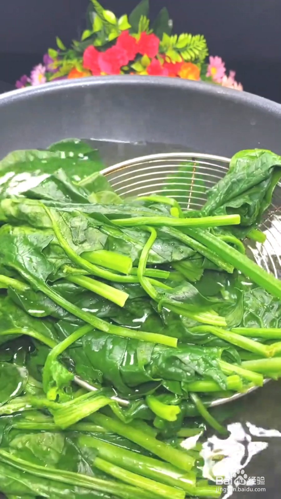 如何制作清爽可口的老醋菠菜花生米