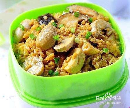 土豆蘑菇鸡块电饭锅焖饭的做法