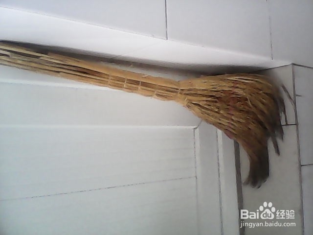 用扫把扫地如何不粘头发