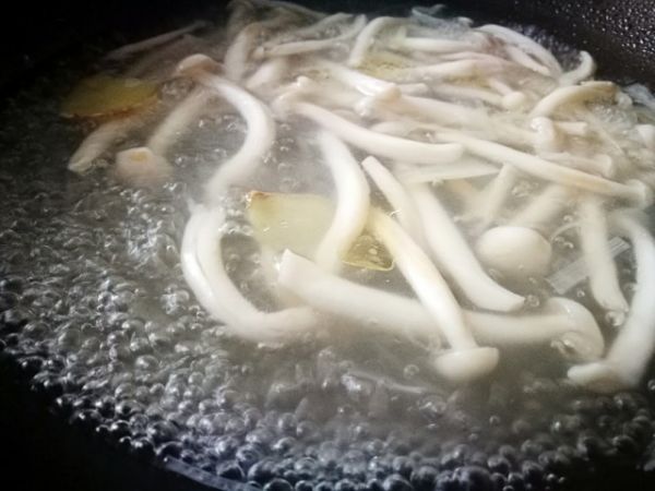 海鲜菇丸子靓汤