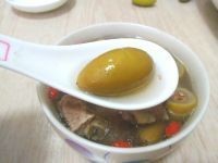 青橄榄排骨汤的做法