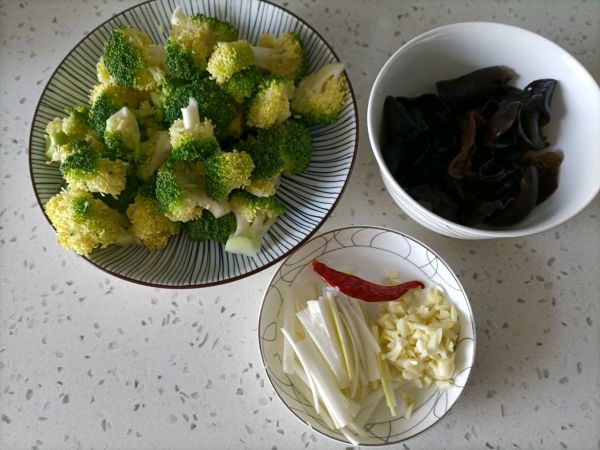 炝拌西兰花木耳