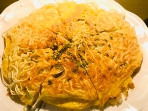 面条做的鸡蛋香葱银丝饼