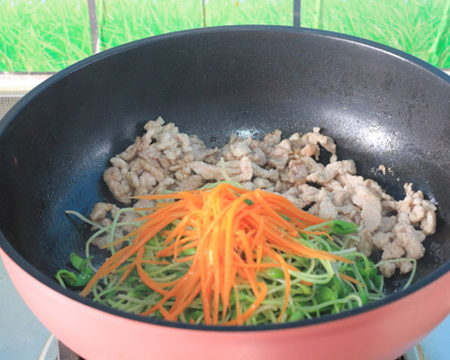 黑豆苗炒肉丝的做法，看完你就知道！