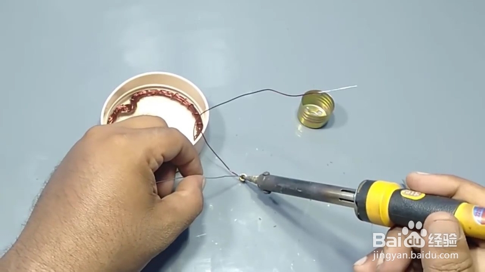 怎么让不接电源的灯泡亮起来