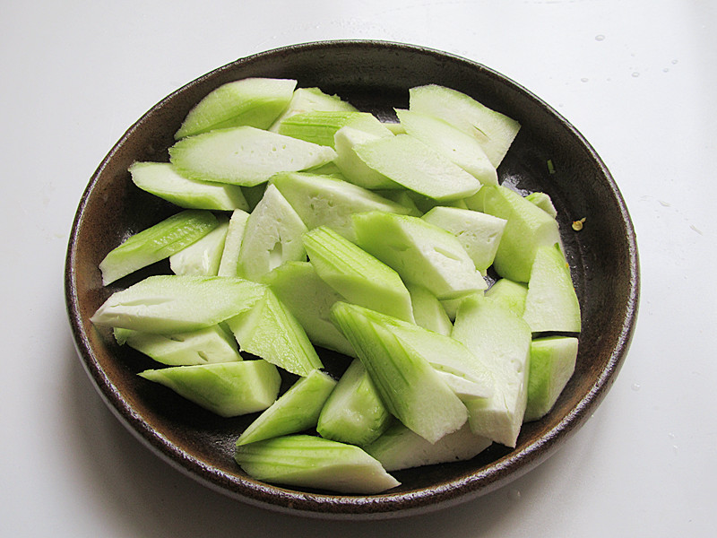 丝瓜炖豆腐的简单易做方法，可口美味。