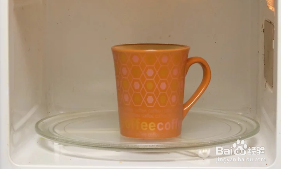 如何使用陶瓷杯在微波炉中做早餐蛋饼