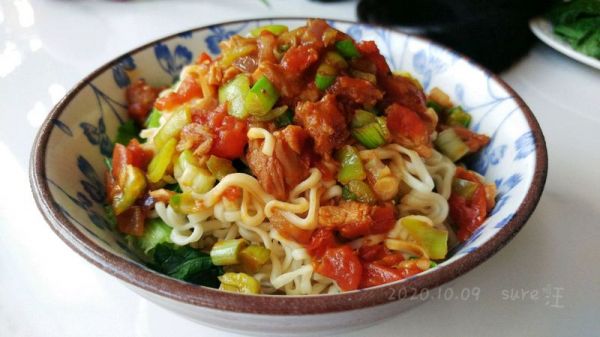 葱葱茄酱热拌面