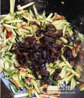 如何做出好吃美味的黄瓜黑木耳炒五花肉