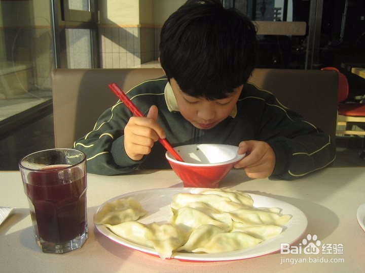 老年人告诉孩子吃饺子不要喝饮料