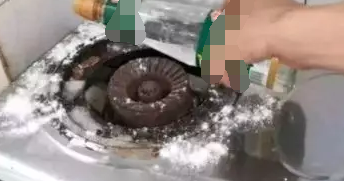 怎样清理燃气灶上面的细菌污渍