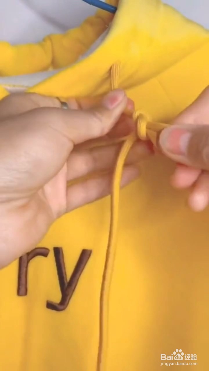 如何给卫衣绳打好看的结