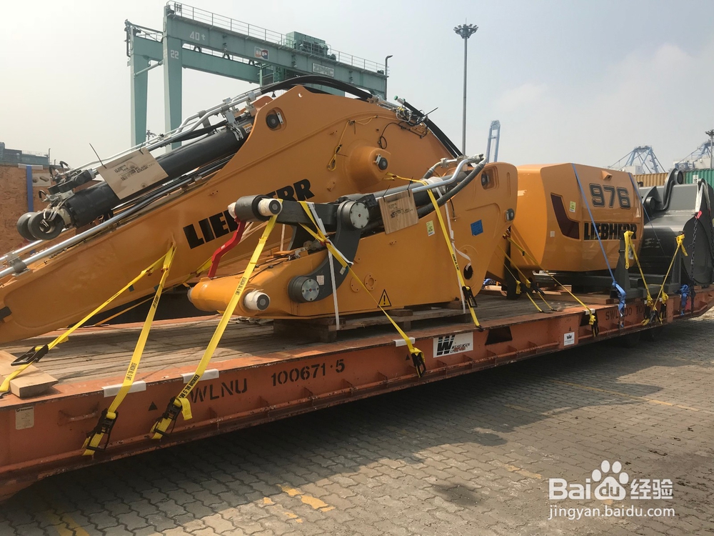 上海洋山港进口国外二手挖掘机该怎么操作?