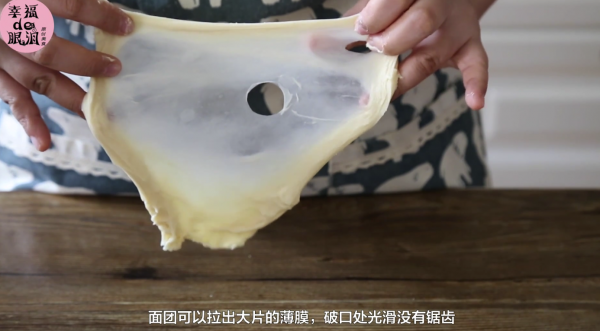 蛋黄肉松拉丝软欧包