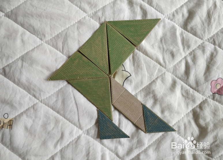 用九巧板怎么拼一个练习舞步的小哥哥呢？