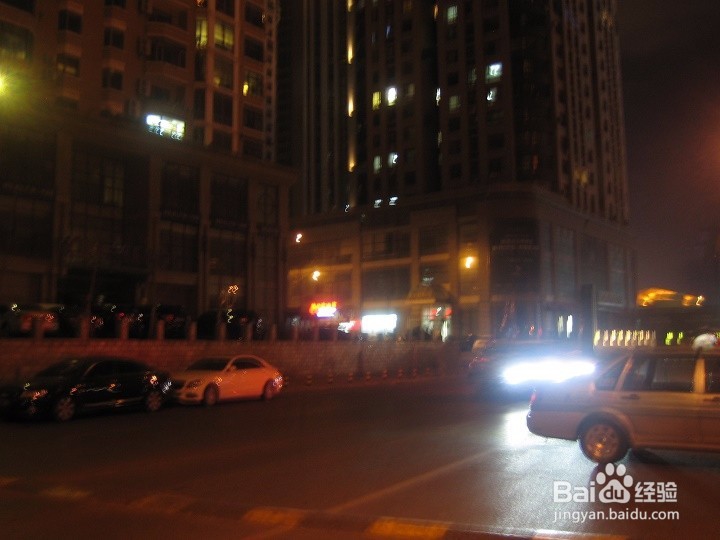 老年人怎样在夜间拍大楼灯光不重影