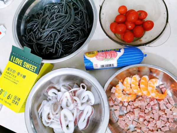 番茄海鲜墨鱼汁意面