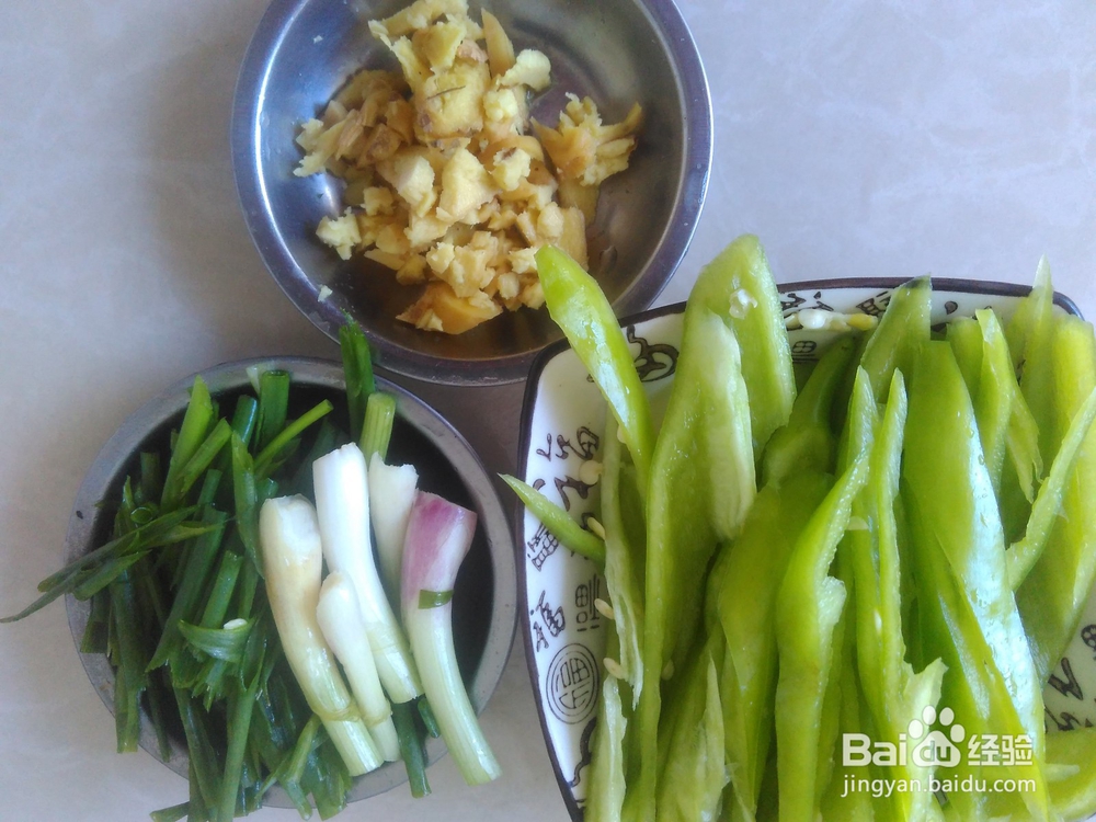 青椒爆炒鸭肠的做法