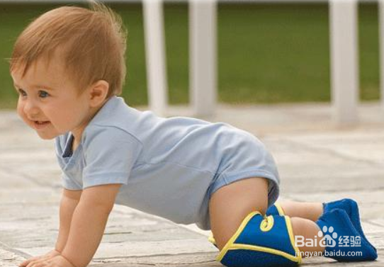 宝宝学爬行时要注意什么？