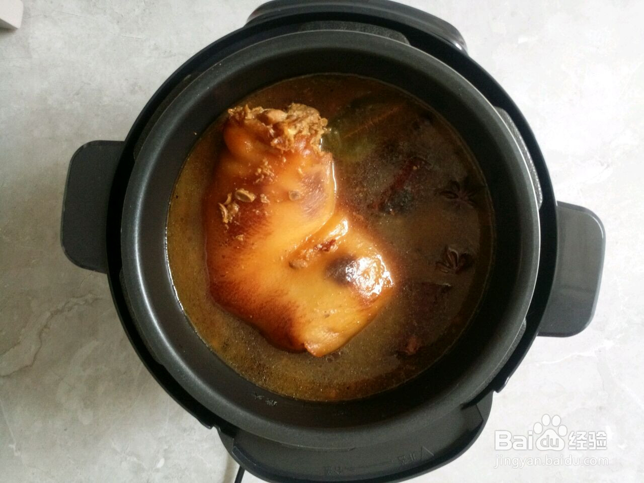 好吃不腻的红烧猪肘的做法