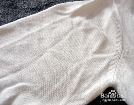 如何轻松地去掉衣服上的毛球？擦去衣服的毛球