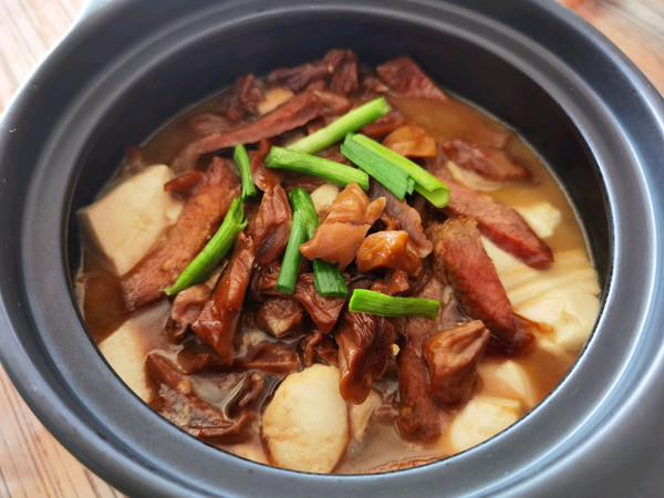 咸肉菌菇炖豆腐