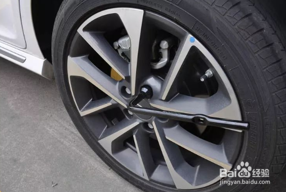 如何给汽车更换备胎
