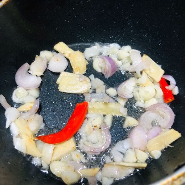 大排档喷香炒猪肝