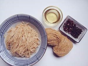 如何制作麻辣过瘾的双椒鸡捞面