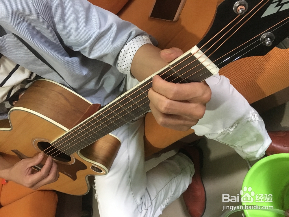 怎样正确使用民谣吉他弹奏
