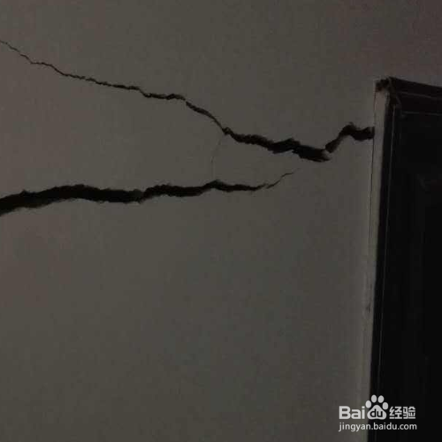 墙裂的原因是什么，墙上有裂缝怎么办？