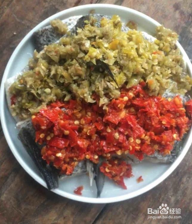 双椒蒸鲈鱼的做法