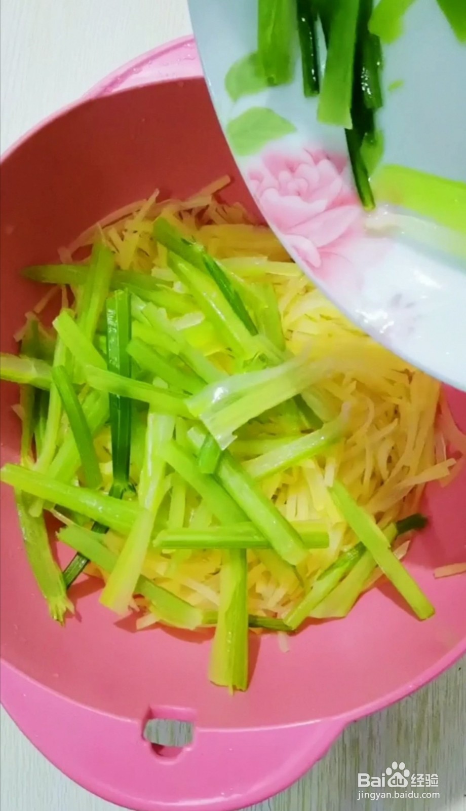 土豆丝炒芹菜的做法