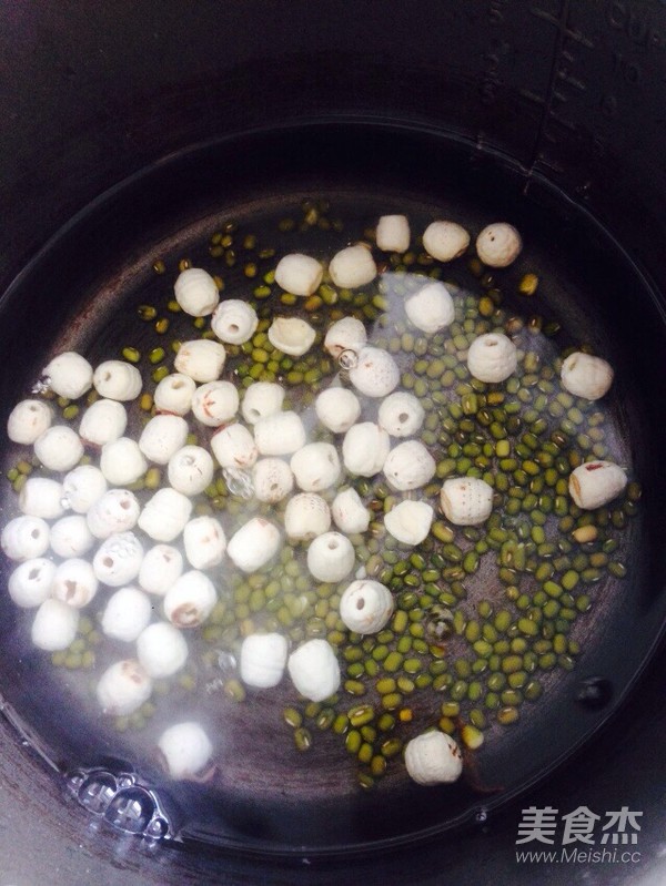 莲子绿豆桂圆枸杞冬瓜汤