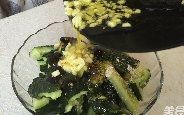 一分钟学会凉拌拍黄瓜