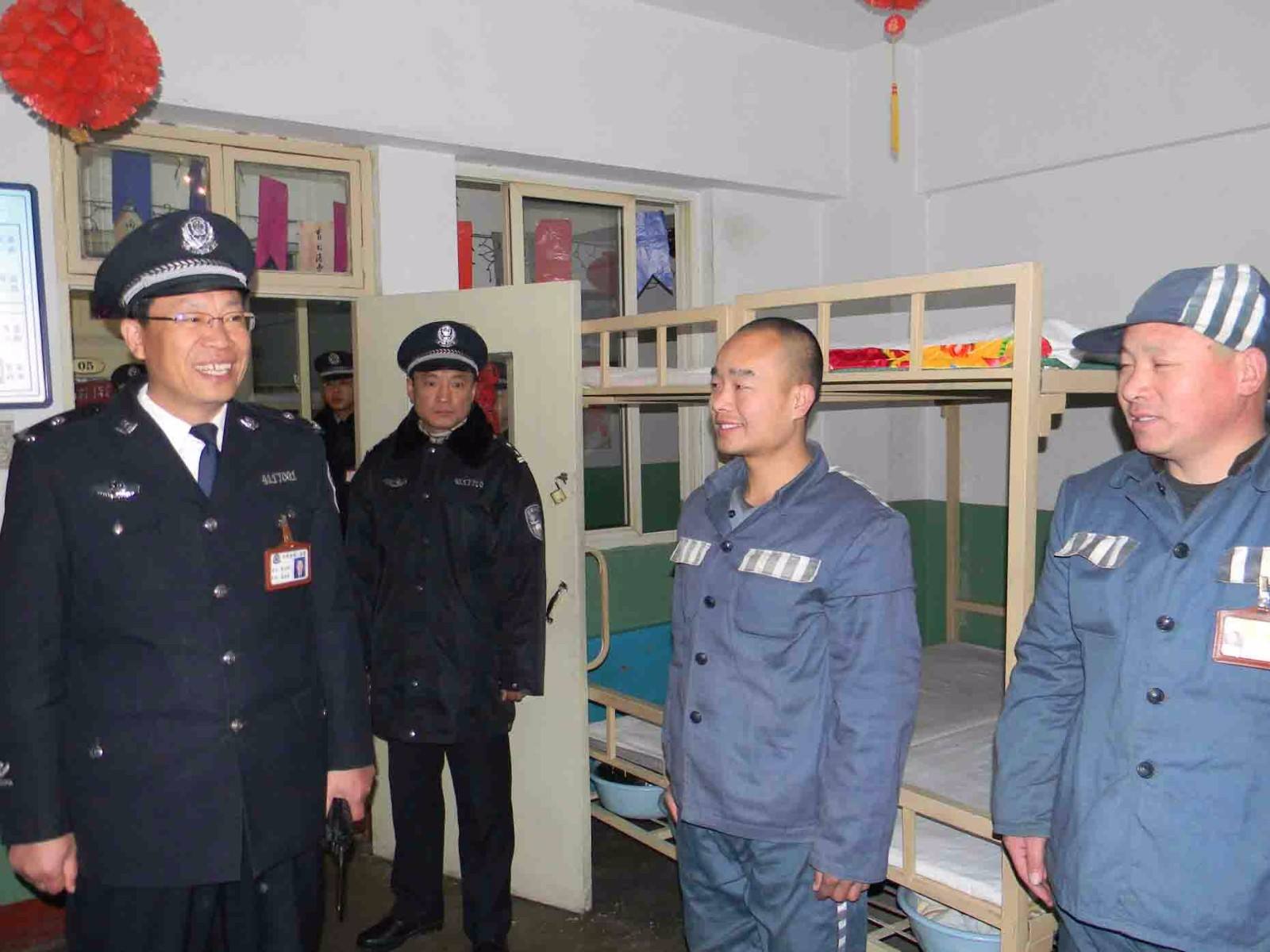 请问监狱里的犯人冬天穿什么衣服鞋子呢？、